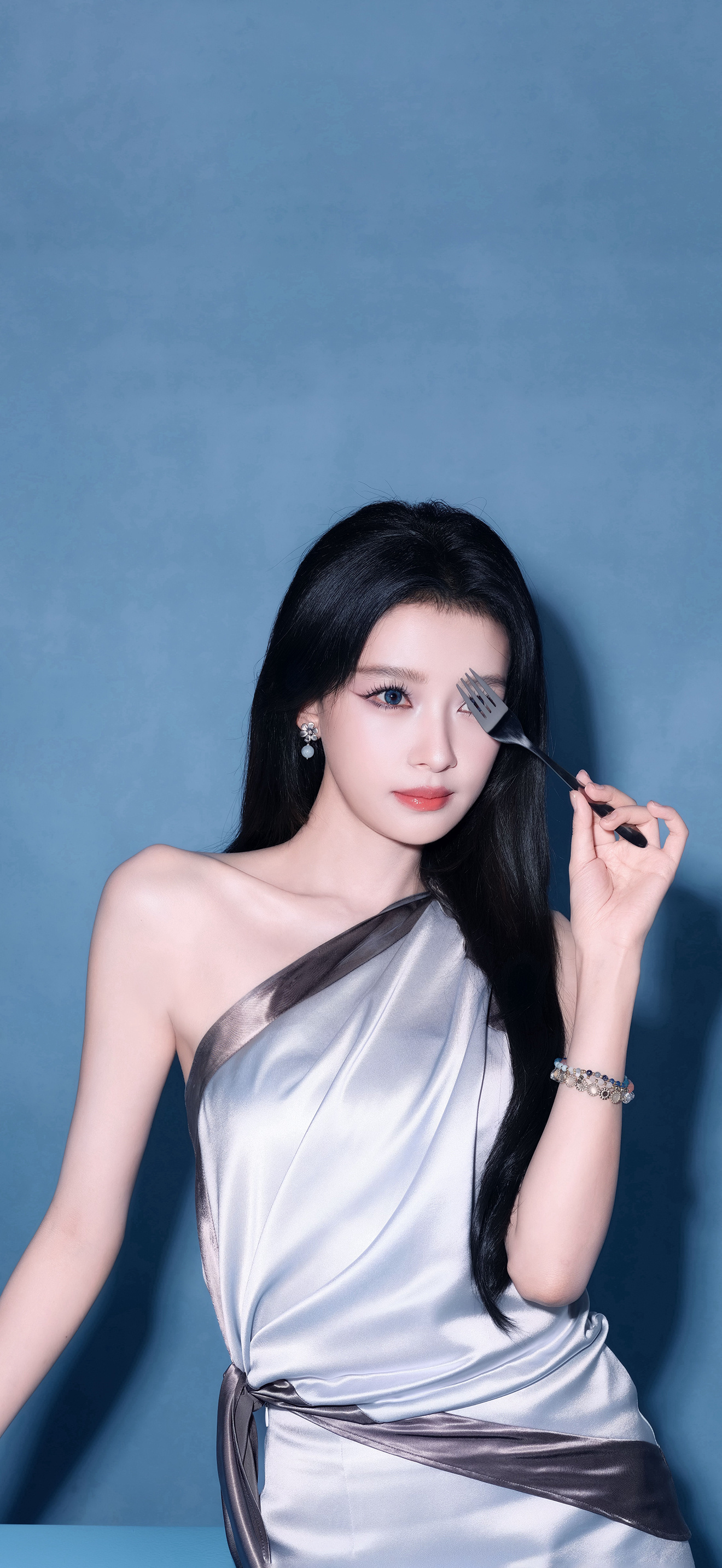 孙怡壁纸 做自己的光，不需要太亮，足以照亮自己就好。
#孙怡# ​