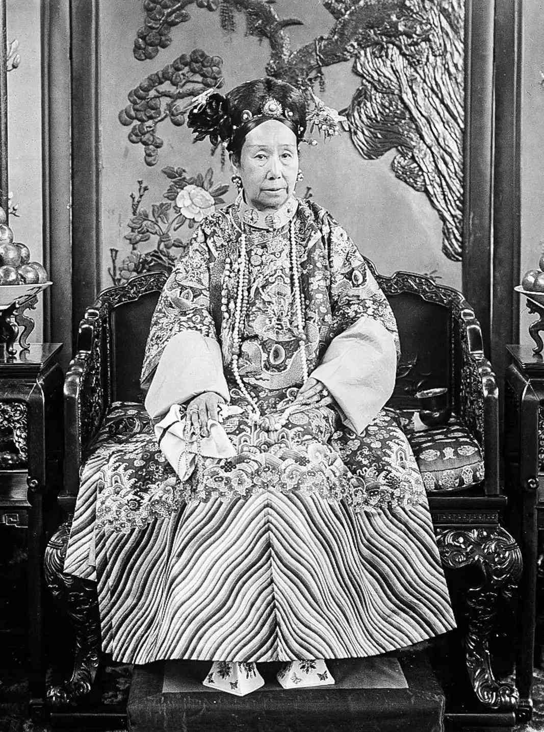 很多人不知道慈禧太后的亲儿是同治帝，光绪帝是其亲妹婉贞的儿子，而光绪帝皇后是慈禧太后的亲侄女。
原来慈禧太后也绝后了，末代皇帝的父亲是光绪帝同父异母的弟弟，溥仪的奶奶是光绪帝父亲的其她老婆生的，和婉贞没有关系，和慈禧太后就更没有关系了。
慈禧太后坚持到光绪帝去世后才闭眼，这一生没有杨贵妃的美貌、没有