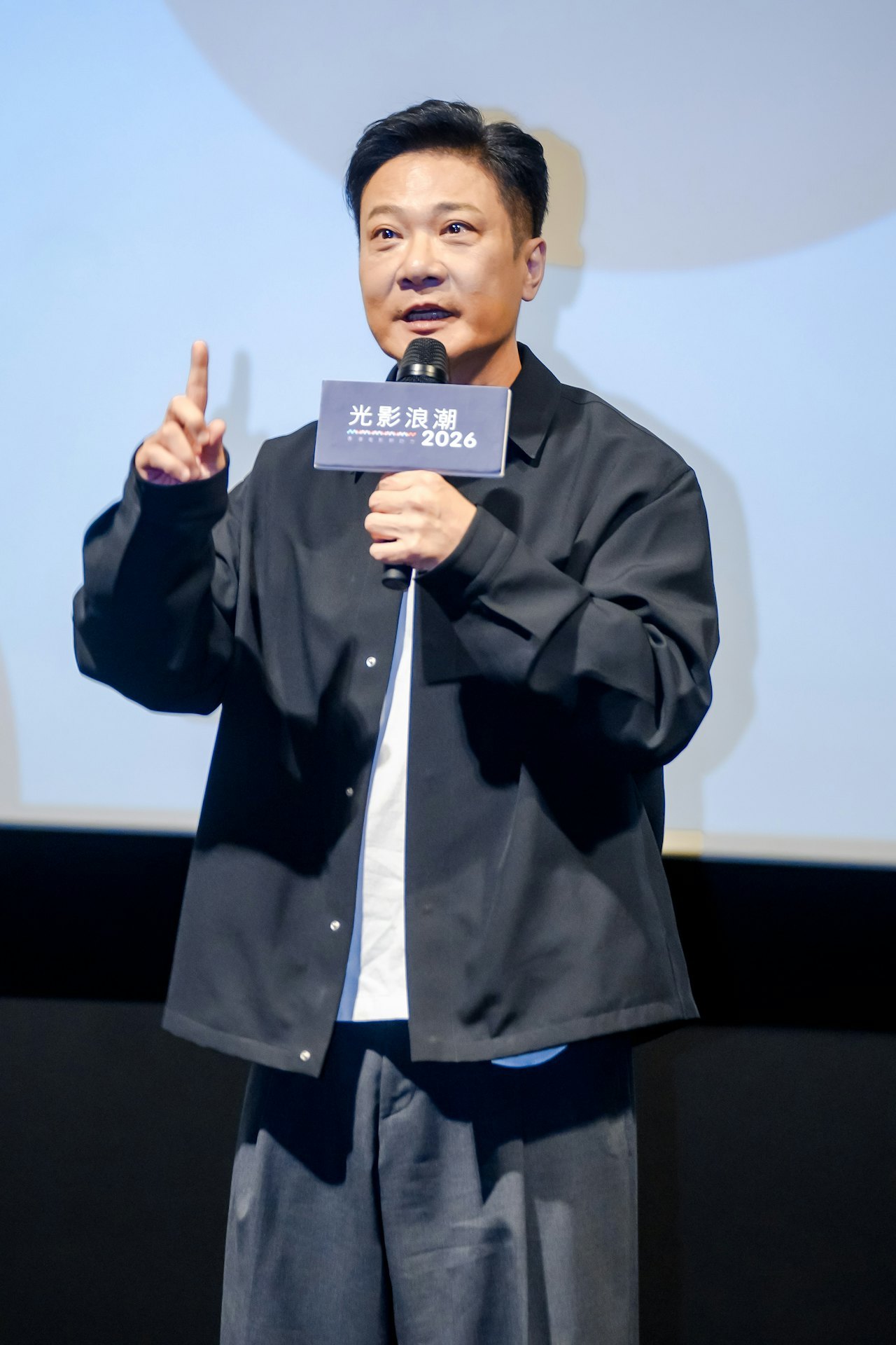 #钱嘉乐[超话]#【01娛樂】 吳鎮宇分享《逆流大叔》精神　錢嘉樂憶實拍《烈火戰車》驚險場面
由香港特別行政區政府文化體育及旅遊局轄下文創產業發展處（文創處）主辦，「光影浪潮：香港電影新動力」影展成都站，於9月5日在成都百麗宮影城隆重揭幕。本次影展作為「香港周2026成都」的重要文化盛事，特別 ​