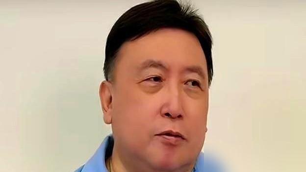 张颂文扛不起票房，这事终于被数据扒光了。
《狂飙》火成那样，到了电影院里，新片《我最特别的朋友》上映首日，排片就2.2%。一周磨下来，票房202万，预测总票房撑死230万。这点钱，宣发费都不够塞牙缝的。
戏里演得再狠，戏外观众不掏钱，白搭。
现在好了，人掉头回去拍电视剧《谷雨》了。聪明。电影圈