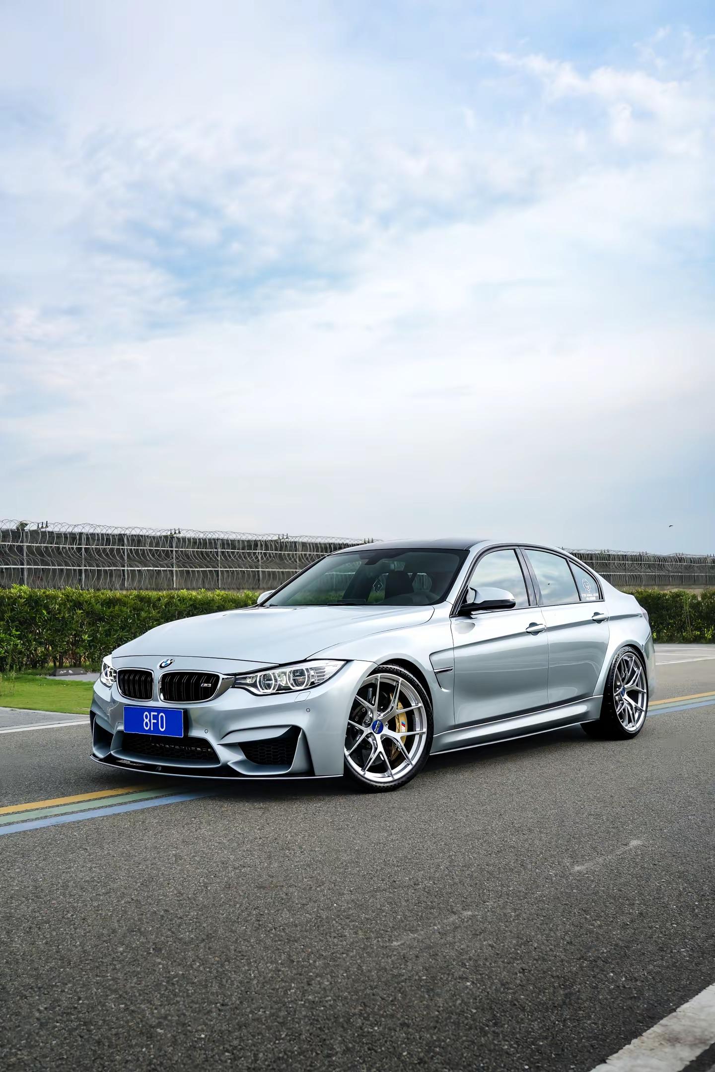 “Silverstone”当F80 M3搭配上非常耐看的银石配色，我认为这就是老旧燃油车时代的最美四门性能车…宝马m3 银石 汽车摄影 燃油车的魅力成都拍车  @宝马中国