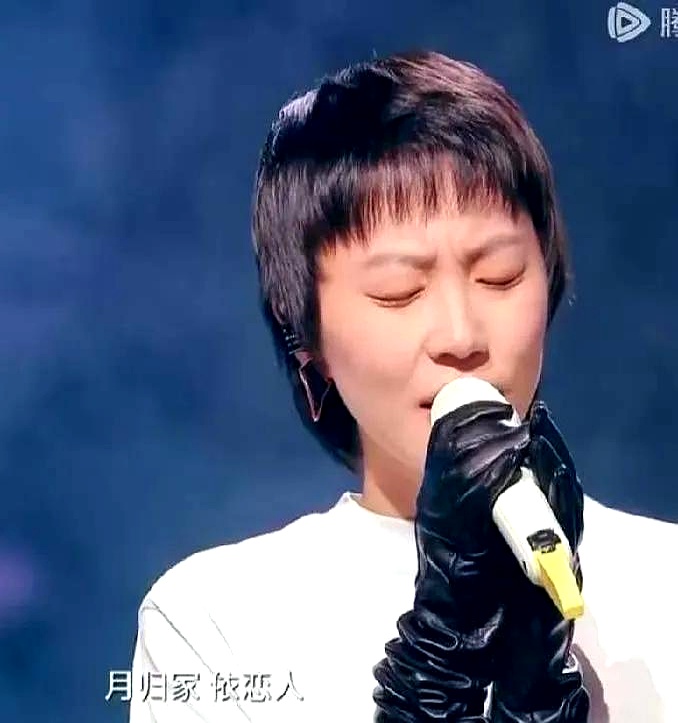 窦靖童在澳门晚会唱《湾》被全网嘲，大家都在骂她唱功被亲妈王菲秒成渣，这事其实冤枉得很
 

主办方非要打着“时隔五年接棒王菲”的旗号炒热度，把亲妈这个乐坛天花板直接怼在脸上，观众一听，耳朵自然全在找仙气，找不到就成了挑刺
 

王菲那种空灵和气声，是老天爷赏饭加上几十年磨出来的分寸感，华语乐坛谁碰谁