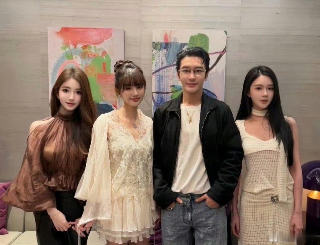 黄晓明真的很喜欢和长得像叶珂的女生合影 ​​​