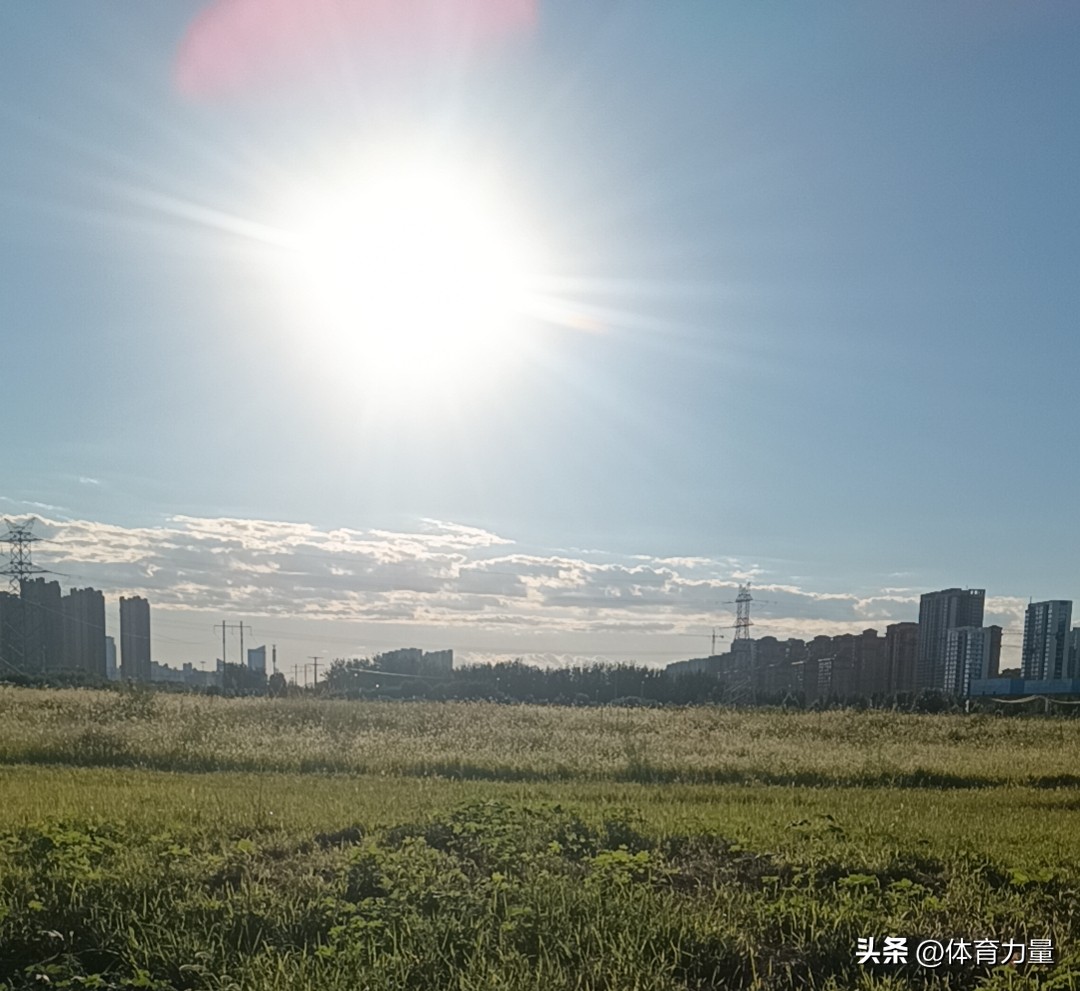 处罚韦世豪的靴子可能明天落地，他能否接受得了？

作为队长，韦世豪没能带队拿下河南兑现将冠军带回成都的承诺，反而因为维护妻儿与球迷发生了口角，言行突破了边界，极有可能再遭中足联的处罚。

当然 这早也不是第一次处罚，但这次在韦世豪看来有些接受不了或者冤枉：我是反击，他们骂我和家人 我就不能吭声反骂吗