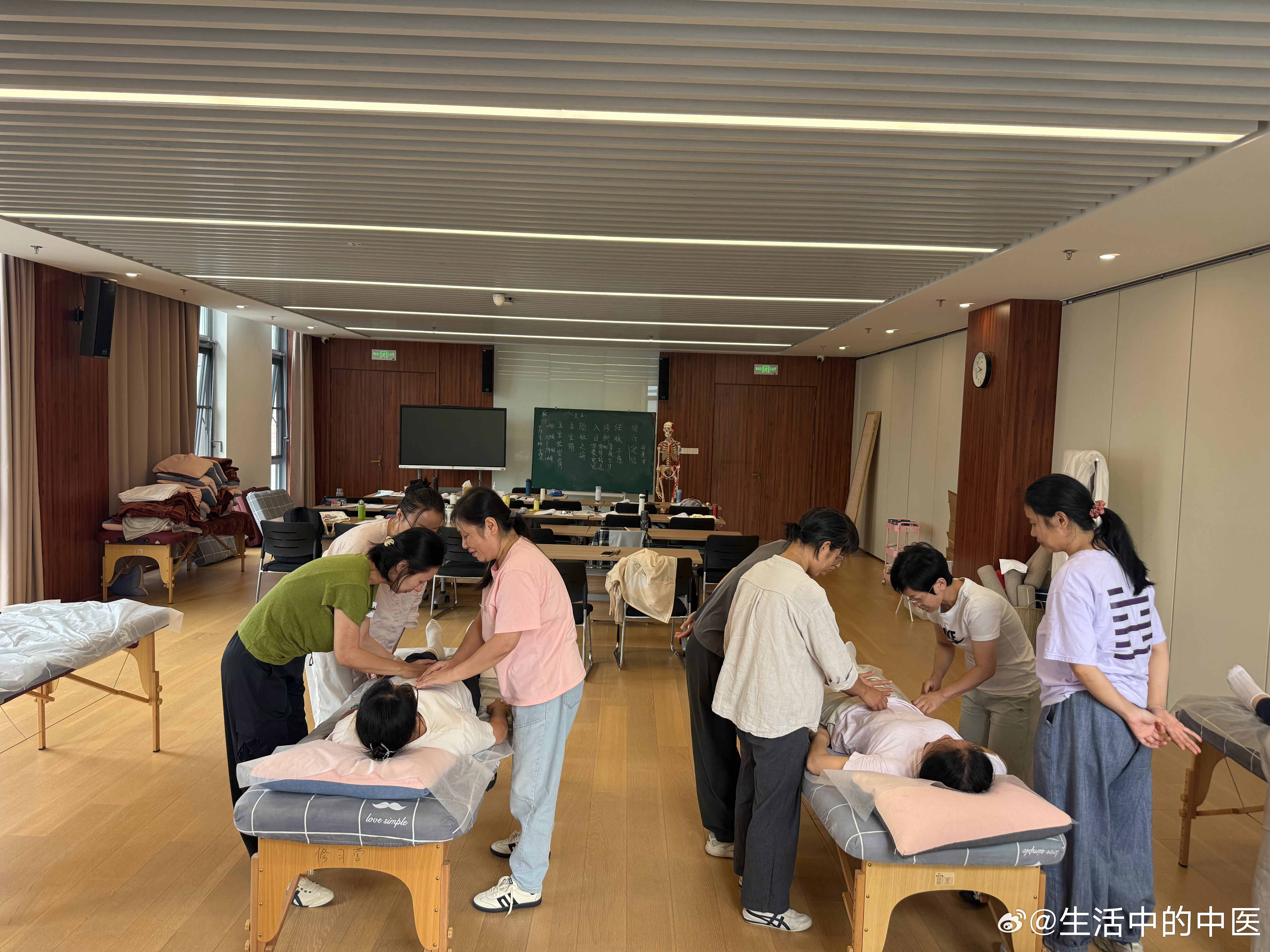 上午8点在七楼的寿甫堂给上海养生四期周末班的3组带教经穴定位。今天是第一堂课，我分享了一些学习心得，希望同学们利用好实操的机会，为将来健管中心的调理和诊所的针刺门诊打好基础。十点课程结束，到二楼诊所出诊，周日人多，门诊一直到5点半才结束。  ​​​