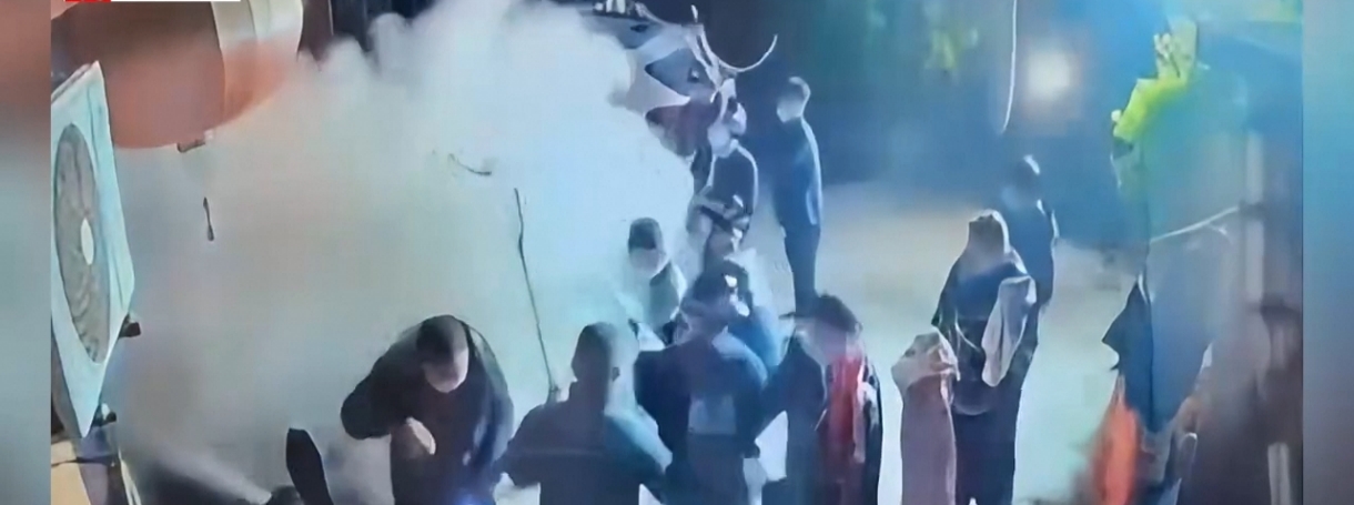大家平时可能听过不少拆迁的纠纷，但陕西咸阳这起案子，绝对能载入史册！就在2026年8月18日，这起备受瞩目的“反强拆致死案”终于尘埃落定：房主张恒被判正当防卫，无罪释放，而且一分钱都不用赔！

这事儿还得从2023年4月1日清晨