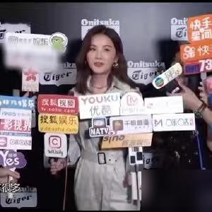 小腹一凸，全网都在替她算预产期，蔡卓妍这波生图真是炸了。
9月17号香港线下活动，她穿件灰色高领打底，外搭深色格纹吊带裙，脚踩靴子。脸圆了一圈，腹部在层叠裙摆下微微隆起，笑起来倒是挺松弛。可网友直接开猜：这是怀了三到四个月？
别忘了，4月28号她才官宣跟小10岁的健身教练林俊贤结婚，满打满算不到