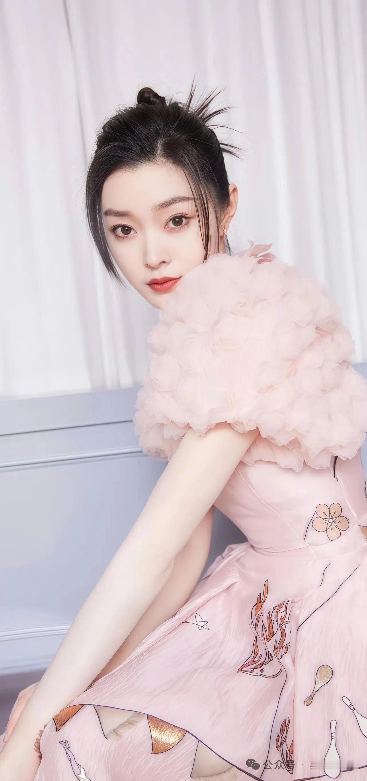 宋轶高清写真：什么叫又纯又欲？清冷脸蛋下的火辣身材太绝了！宋轶高清写真...