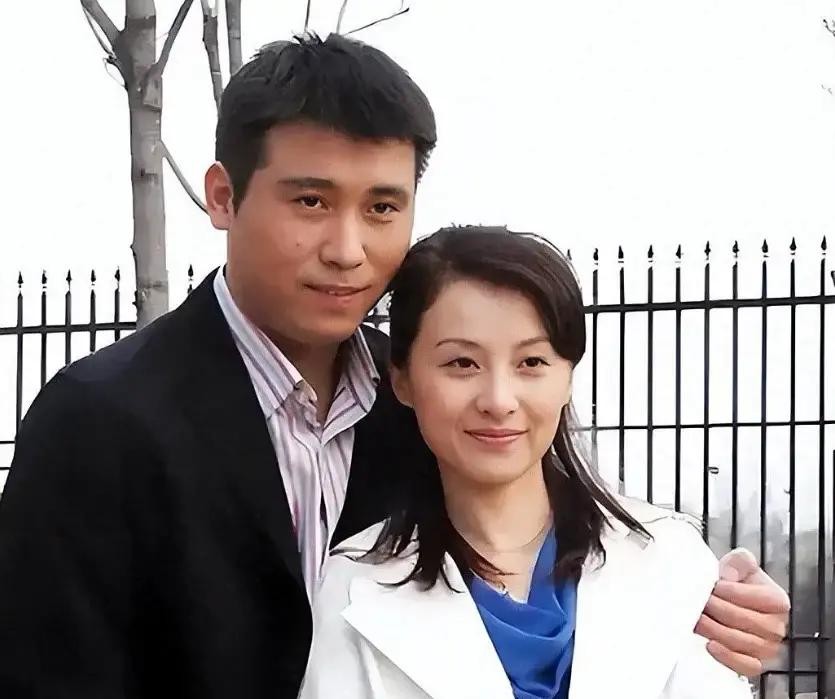 那期节目里，他和胡军聊起各自家庭花销，李乃文一句轻描淡写的话，把妻子的生活态度带到台面上。胡军接着说，他老婆也差不多，场面既轻松又有点私密。

胡军顺便介绍了他的妻子是昆明人，来自云南少数民族，名叫卢芳，是北京人民艺术剧院的一级演员，和胡军一样毕业于中央戏剧学院。相比之下，李乃文的妻子鲜为人知。