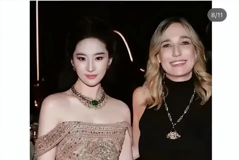 刘亦菲删了张合照，没道歉，热搜挂了三天。

越南网友骂她不尊重人，说她是“看不起越南顶流”。

但同样的事情，放在两年前，这批人的口风完全不一样。

宝格丽前总裁裁掉刘亦菲的照片，发出来没有她。当时越南网友的评论是“干得漂亮”、“就该这样”、“品牌方终于清醒了”。

轮到她裁别人，就成了“不尊重”、