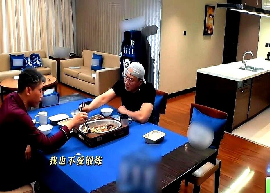 58岁的胡军站在52岁的李乃文旁边，硬生生把对方衬出了几分老态。

李乃文平时佛系，不怎么动。胡军看不下去了，直接化身私教支招。

他没劝人去狂奔。胡军觉得，到了这个年纪，别去盲目跑步。他给出的法子是“坡度快走”。

跑步机速度调到5.0到5.5，把坡度往上加。每天这么走，汗照样出，心肺也练了，还不