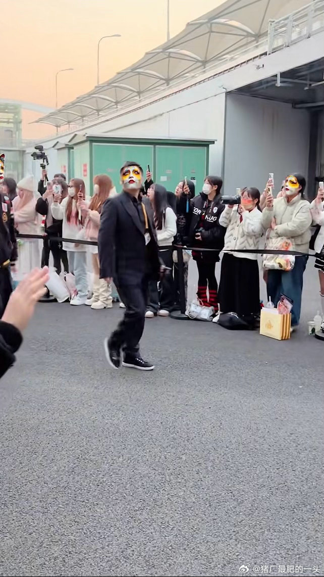#狼队王者荣耀[超话]#  总为路边的小猫驻足会不会太幼稚了 ​