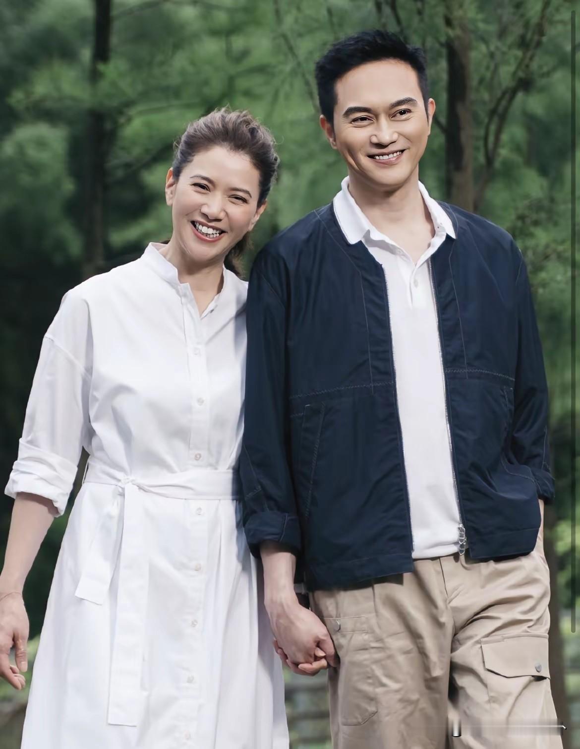 袁咏仪嫁给张智霖真的捡到宝了！张智霖只谈过两个女友，一个是初恋许秋怡，一个是袁咏仪。

张智霖结婚后没有传过绯闻，有人问他喜欢袁咏仪什么，他说因为她是他老婆，他就必须喜欢她。

张智霖人帅又专一，袁咏仪爱买包，张智霖就拼命赚钱给老婆买包，只要没有原则性问题，他一律包容，这就是好男人的典范。
