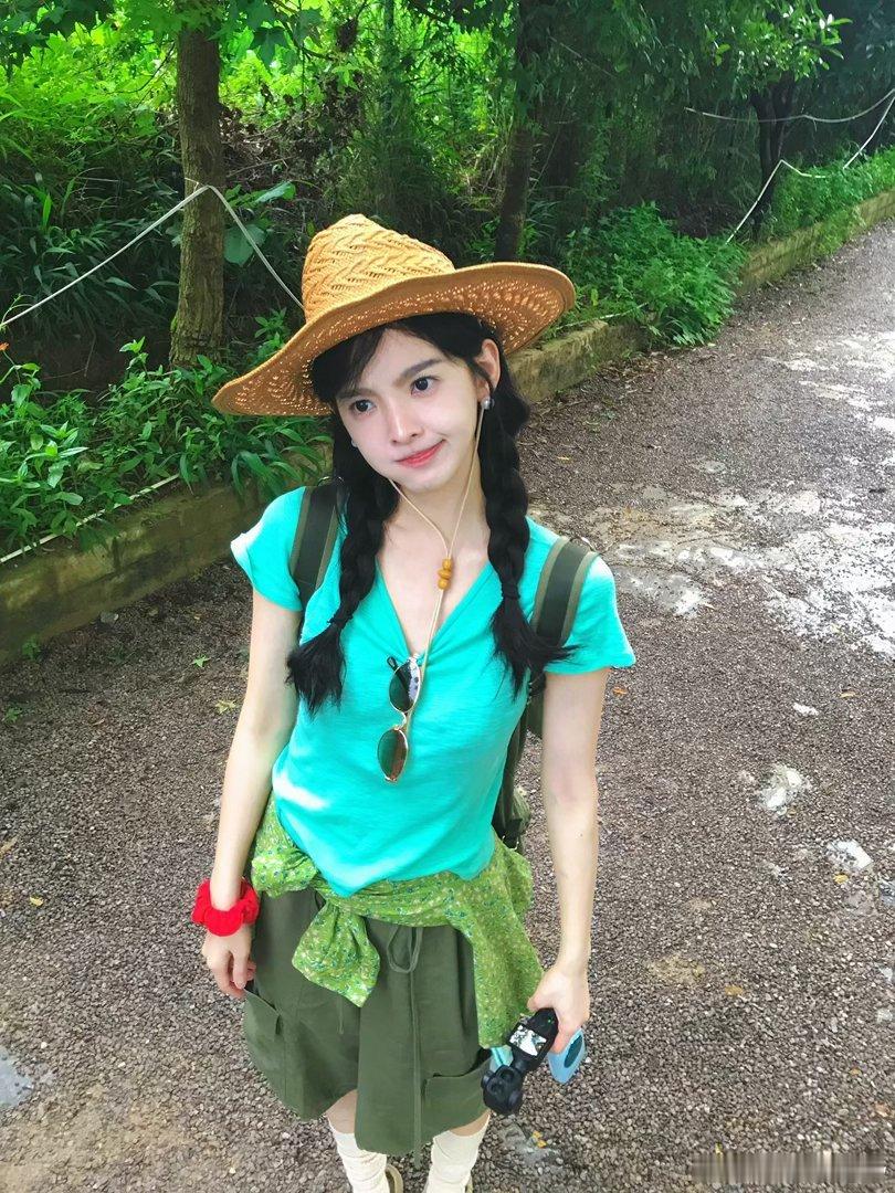 #章若楠[超话]##章若楠想把你和时间藏起来#🩵#章若楠沈千盏# 

“你的身影落在了青春的回忆，充满了美好”  𝒴𝓸𝓊𝓇 𝒻𝒾𝓰𝓊𝓇𝓮 𝒻𝓮𝓁𝓁 𝒾𝓃 𝓉𝒽𝓮 𝓂𝓮𝓂𝓸𝓇𝒾𝓮𝓈 𝓸𝒻 𝓎𝓸𝓊𝓉𝒽, 𝒻𝓊𝓁𝓁 𝓸𝒻 𝒷? ​