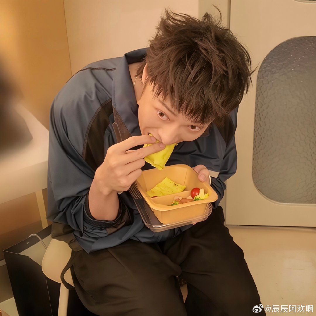 #王传君[超话]# 这个伯恩山好可爱，吃东西的时候蜷成一团～ ​