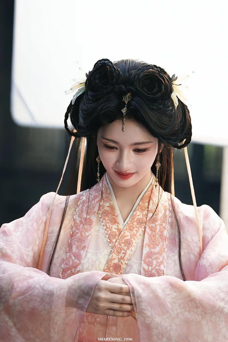 刘些宁《百妖谱》新妆造一出，倒真印证了那句——她是为古装长的，天生一副古典骨相。虽说起步比同辈女演员晚些，但后发制人，古偶这块她迟早挣出自己的小天地。说起来古偶市场也没网友叹的那么“凉”，缺的本来就是新鲜面孔续热度，刘些宁恰是新生代里对得上号的那一个。 ​