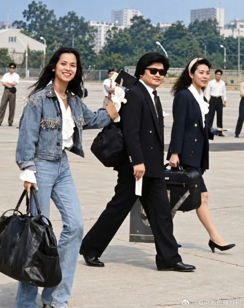 1990北京亚运会前夕，韦唯（左）、刘欢（中）、卢璐（右）三人奔赴彩排现场的抓拍。
1990年北京亚运会，一曲《亚洲雄风》唱响整个亚洲！
好一个蒸蒸日上、神采奕奕的时代啊[鲜花] ​
