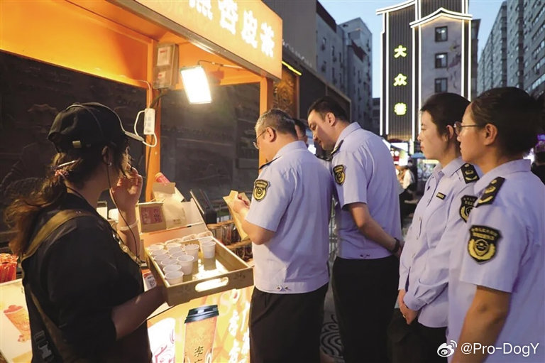 #兰州开展夜间消费市场专项巡查#兰州市市场监管局组织市县两级开展夜间巡查，针对夜市、大型商业综合体，围绕燃气安全、食品安全、特种设备、计量器具、价格行为开展排查。
执法人员在各大夜市排查燃气设备隐患，核查后厨食材台账、加工卫生，现场整改部分后厨不规范问题；对商业综合体电梯扶梯开展检 ​