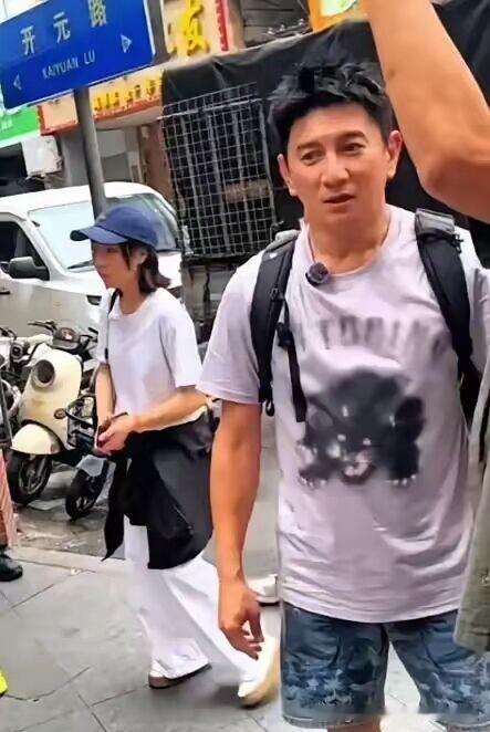 55岁的吴奇隆，近期被网友追问，怎么很少出现在影视剧里了。
面对镜头，戴着老花镜的他简简单单回应：不拍了。
 
不少人下意识觉得是缺少剧本邀约，事实却并非如此。稻草熊娱乐2021年港股上市，资本层面的实力早已得到认可。早年曾有企业计划重金收购，最终没能达成合作。
演员片酬对于现在的他来说，早已不是主