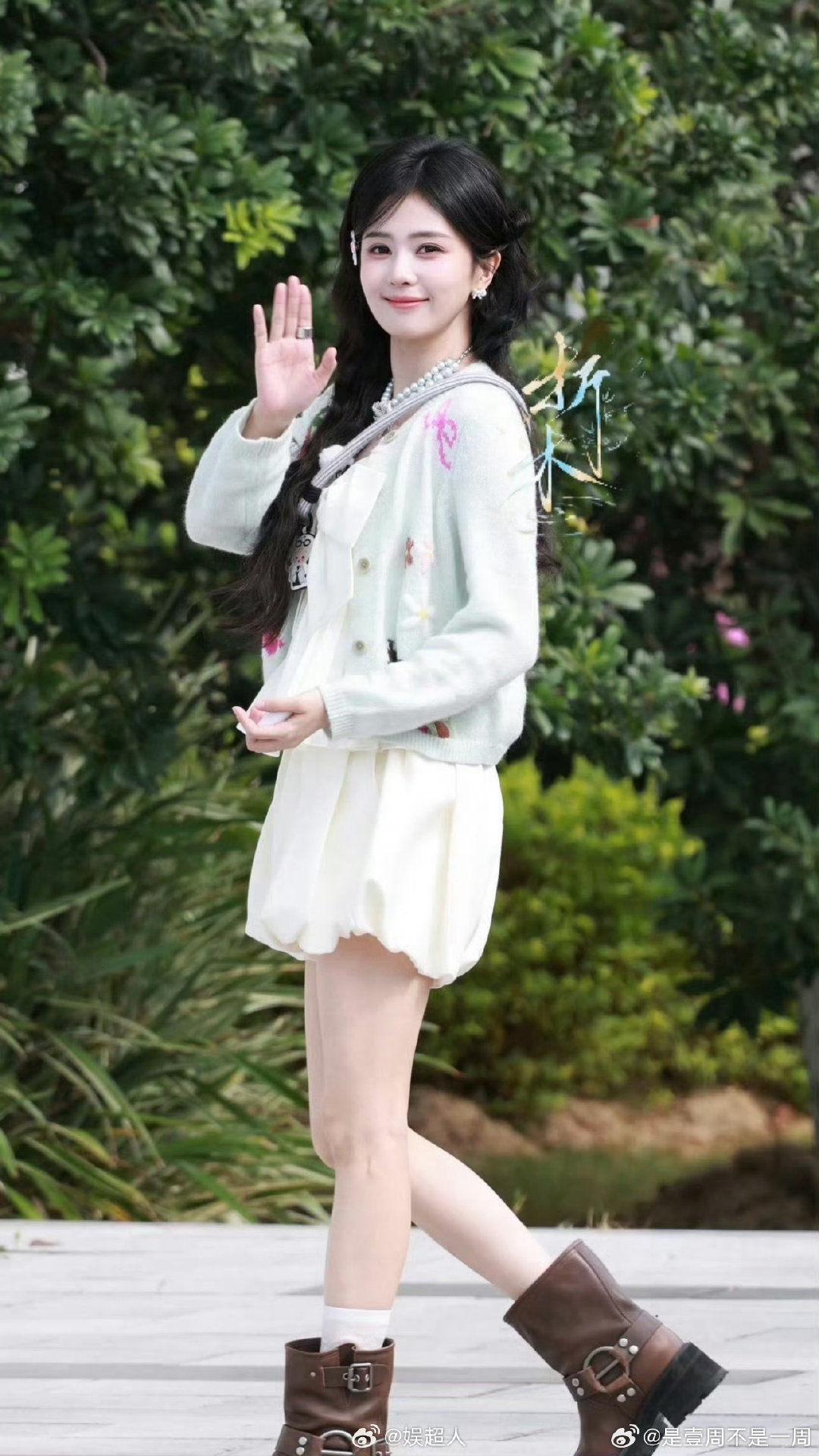 #白鹿 奔跑吧上班路透##张真源奔跑吧上班路透#
白鹿参加奔跑吧的妆扮也太好看了吧，薄荷小衫搭配白色短裙真的元气满满，就像是薄荷味的小蛋糕，估计这款服装又要火起来了～不太认识张真源，只能记住原来的明星了[苦涩] ​