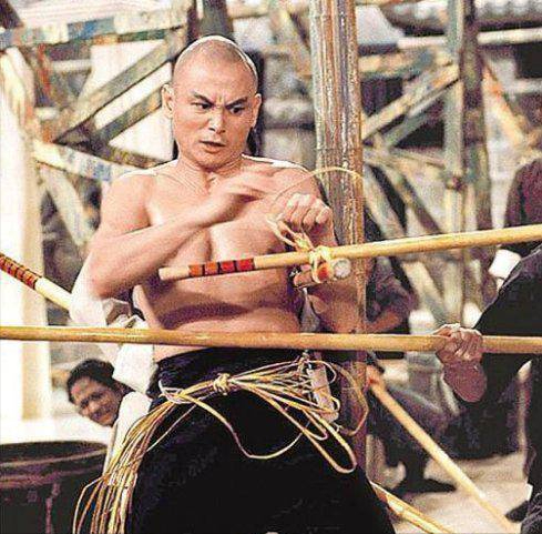 80岁武打巨星清晨离世，曾演《洪熙官》，第二次心脏骤停没能挺过去
你有没有想过，那些在银幕上拳拳到肉的硬汉，也会有倒下的一天？

4天前，一则消息让无数影迷心头一紧——80岁的武打巨星陈观泰，因脑溢血在清晨5点永远闭上了眼睛。据说，当时他的心脏第二次骤停，这一次，医生没能把他拉回来。

说起陈观泰，