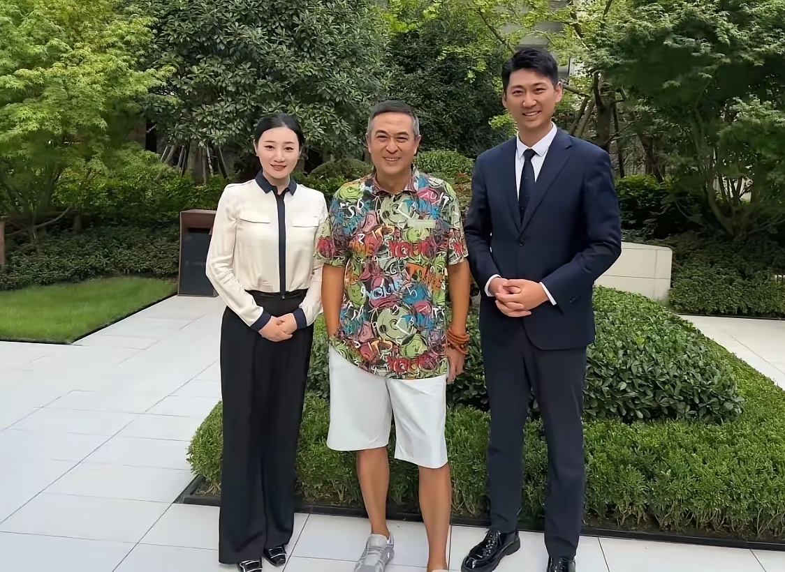 张嘉益这状态也太好了！穿着休闲花衬衫，笑容憨厚自然。演了一辈子好剧，私下却这么低调随和。真正的好演员，戏里光芒万丈，戏外平淡真实，这才是大家喜欢他的原因。