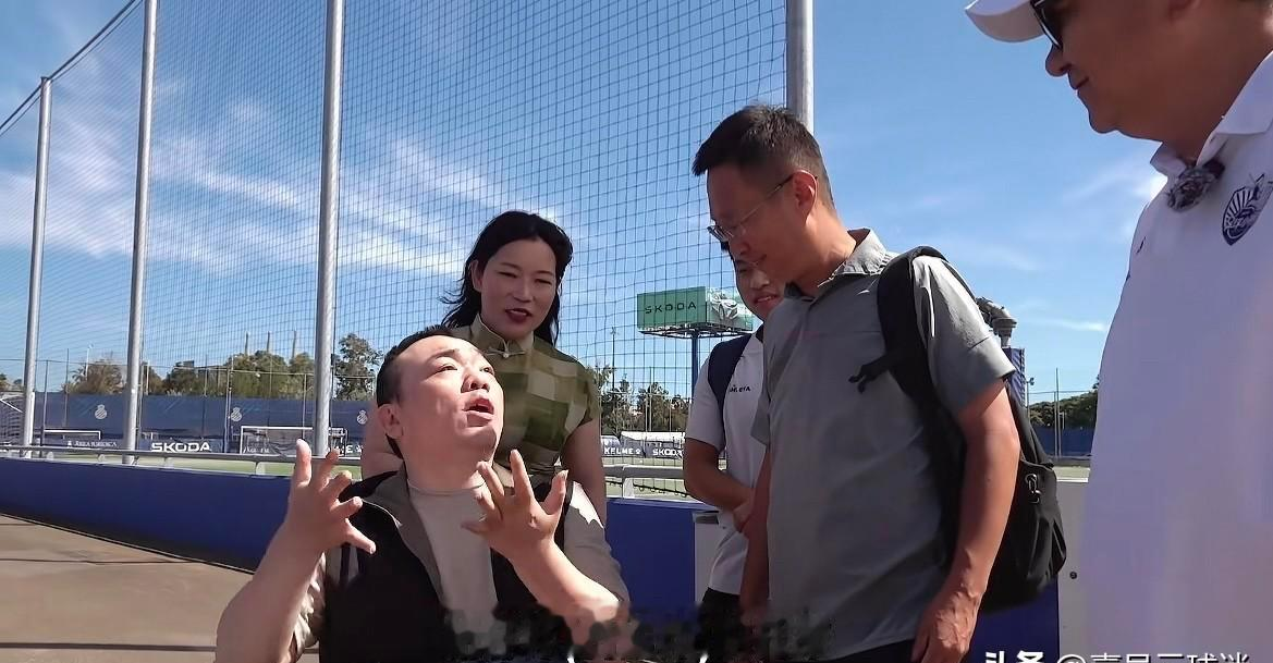 董路这种“托举”，狠狠打了那些把青训当生意的人一记耳光！
17岁徐州小将吕孟洋刚签下西班牙人U19B梯队合同。三年前他爸在西班牙突发脑出血，家底掏空，留洋路眼看要断。董路暗中资助了整整三年，一个字没提，只为保护孩子的争胜心和自尊心。他二妈在直播里一口气感谢了几十号人——董路免费培养、车友在直播间买米