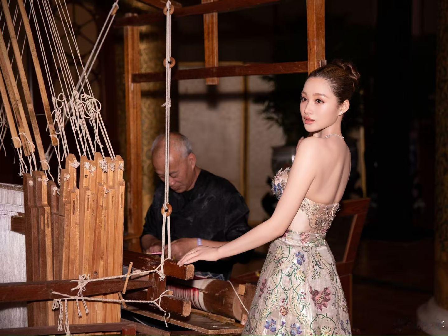 很难得能把反差角色演好的演员，孙嘉璐做到了。顾采薇干净温柔，颜文秀情绪浓烈，风格完全割裂，等着看她悬疑题材新作。 ​