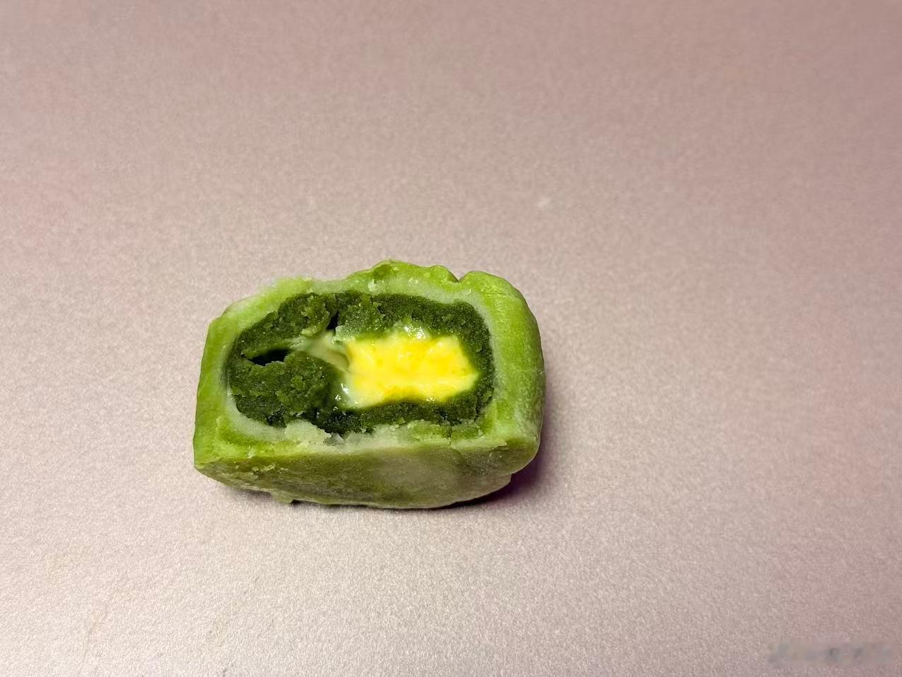 我有个很棒的闺女，会做各种口味的糕点，面包，小点心。这不，马上过中秋了，闺女提前做好了各种口味的月饼：
有斑斓椰丝咸蛋黄月饼、抹茶柚子流心月饼，柠檬芝士脆皮月饼、咖啡甜杏奶酥月饼，这馅料也太高级了吧！哈哈！每一种口味都很好吃，有口福了！谢谢闺女！#月饼[超话]##烘焙[超话]##生活手记# ​