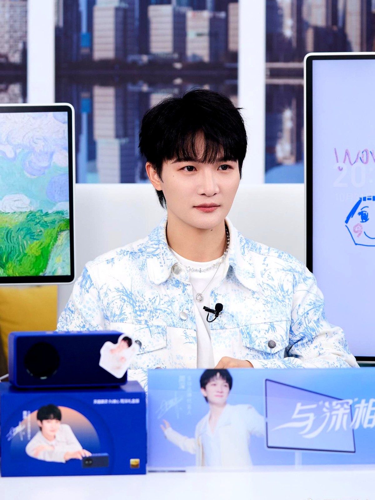 “12年后的周深，你还站在舞台上唱歌吗？当初那些想不通的事，现在有答案了吗？”

出道12周年这天，他没搞大排场，而是对着镜头跟未来的自己隔空对话。

一连抛出十个问题。不问地位，不问奖项，全在死磕自己：还在不在开演唱会？想改的毛病到底改了没？

话锋一转，他眼神柔软下来，轻声问了句那些陪着他的“生