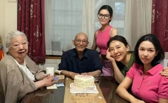 93岁的老戏骨游本昌离世，他的妻子和子孙的照片罕见曝光，全家人的面相都很温和敦厚，眉眼间尽是和善之气，自带福泽绵长的气韵！
	
游本昌的老婆不是圈内人，曾是名中医妇科主任医师，从照片不难发现，她的头发虽然花白，容颜已有岁月痕迹，但依旧风骨清雅、眉眼温和，自带医者的仁厚与沉稳，气质娴静又有力量。
	
游本昌的女儿游思涵，虽然没跟爸爸一样在荧幕前表演，也算半个娱乐圈人士，是一名编剧、制片人、表演老师，很好继承了父亲的艺术细胞。
	
据悉，负责拍这张全家福而没有出镜的游本昌儿子名叫游智超，也是一位媒体从业者，照片里还有游本昌两个孙女，分别叫游叶盈琪、游盈绮。
	
游本昌是德艺双馨的老戏骨，把子孙后代也养育的很好，全家福一看就是个和谐美满的大家庭。