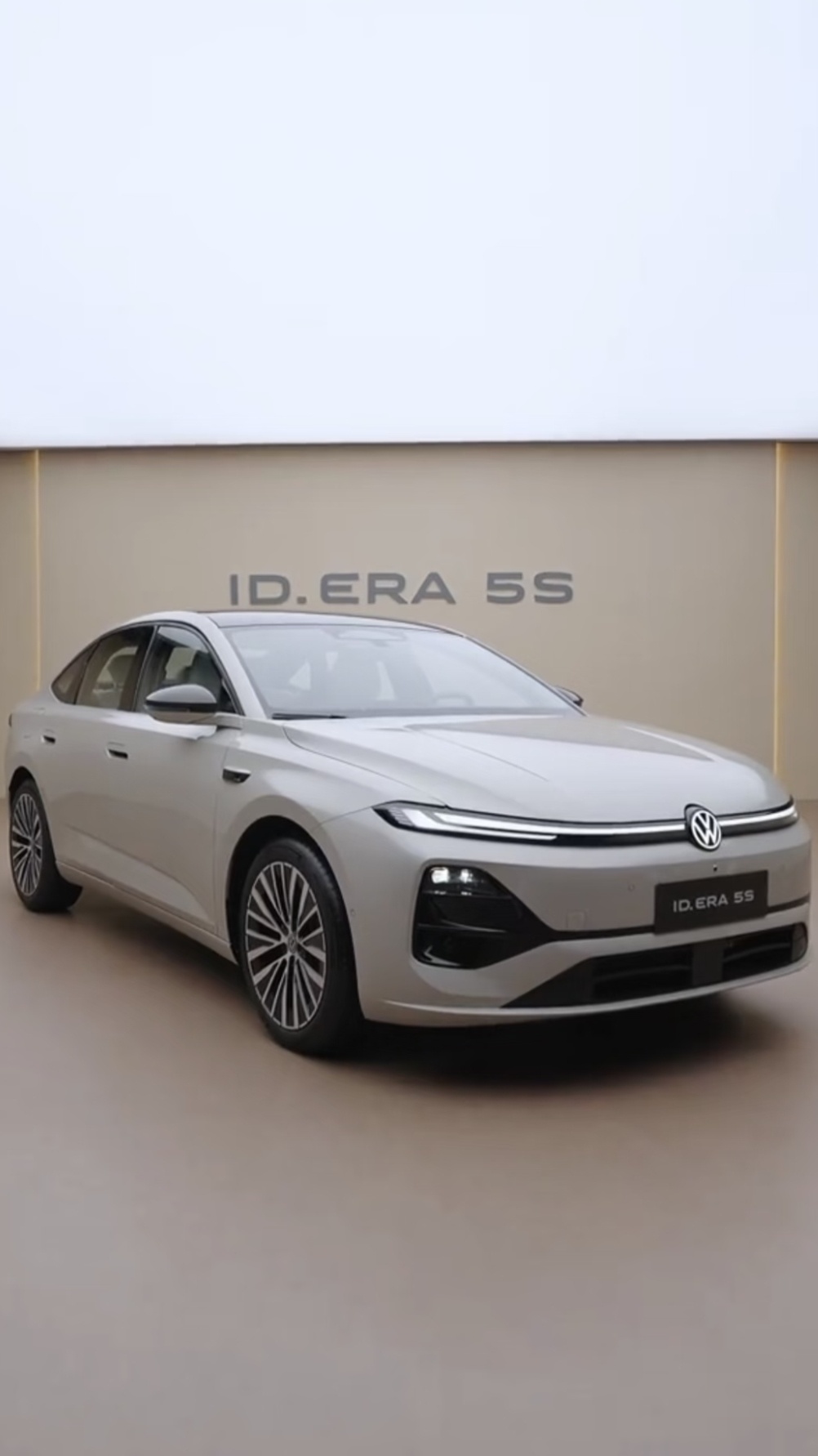 拒绝速成，终成模范。上汽大众 ID.ERA5S正式上市，以“拒绝速成车”的底气，定义家轿新模范，打造超级大众家轿模范。上汽大众坚持长期主义造车理念，拒绝压缩研发与测试流程，整车经过数千项严苛测试，把精力全部放在安全和耐用的工艺上，上汽大众 ID.ERA5S限时权益8.99万起，让大家也能够拥有品质靠谱 ​