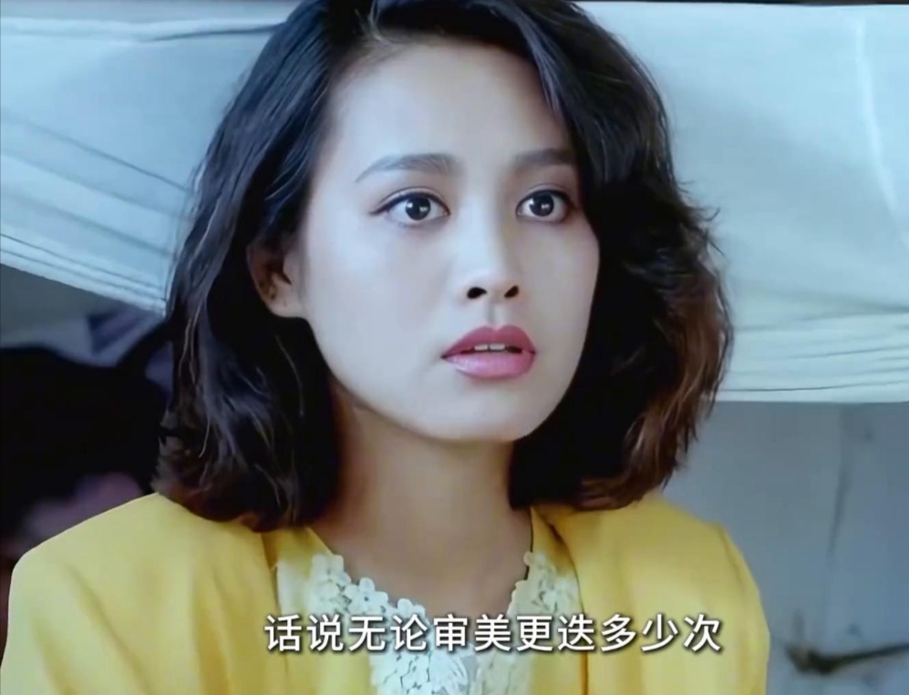 还记得她吗？她就是曾经国民女神瞿颖，谁能想到，活得如此通透随性
 
提起瞿颖，很多人还记得，她是当年火遍全国的初代超模。
荧幕之上光鲜亮丽，可现实里的她，却活得格外接地气。
节目里大方拿出平价老花镜、几块钱的耳环，从不刻意打造精致人设。接戏明确工时，拒绝无意义加班内耗，看淡流量与炒作。