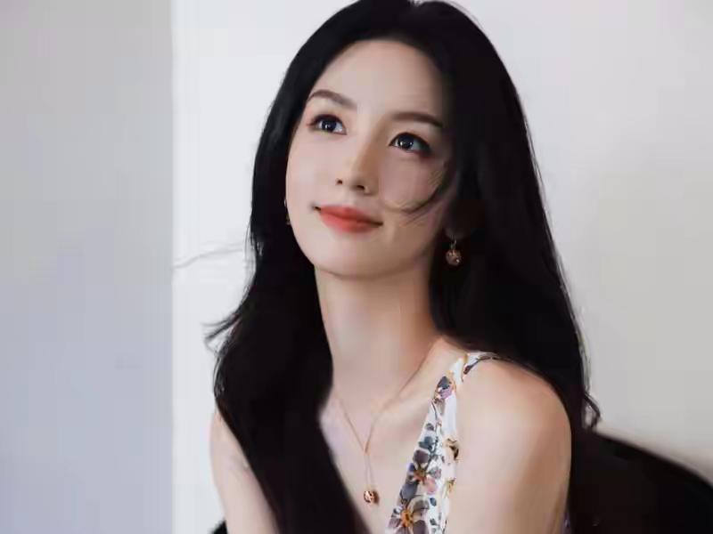 1.男歌手苗岱跟女歌手蛰雀认识很多年了，他们俩关系特别有意思。都看彼此不爽，又互相很欣赏对方实力。
2.于正的新剧准备找袁珊珊来客串个角色，俩人关系要和解了。
3.周也上一次谈恋爱算被男友利用了一波热度，导致她对谈糊咖这件事情特别警惕。
4.娜娜家里是全力支持托举didi出圈，因为娜娜已经不太 ​