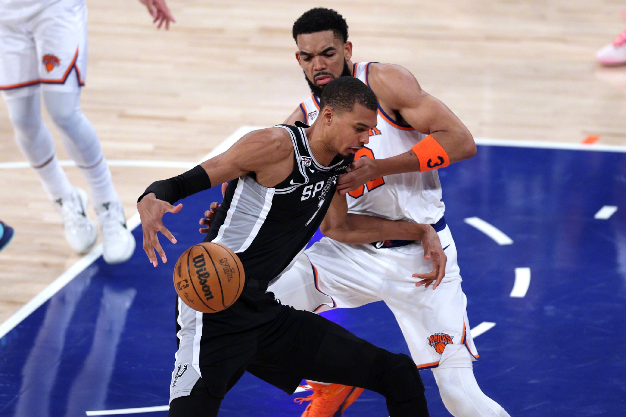 【再恶犯就禁赛！NBA总决赛G4，马刺VS尼克斯。  第三节9分27秒...