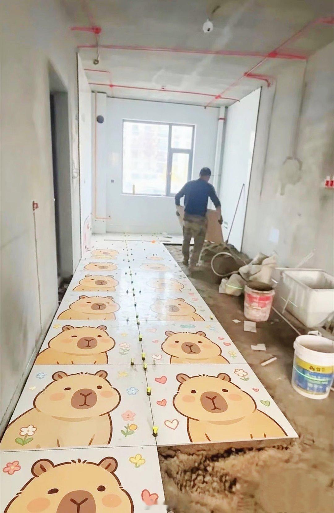 这是谁家卡皮巴拉地砖？哈哈，一代人有一代人的花开富贵！不过感觉像是Ai的……梦想改造家 ​​​