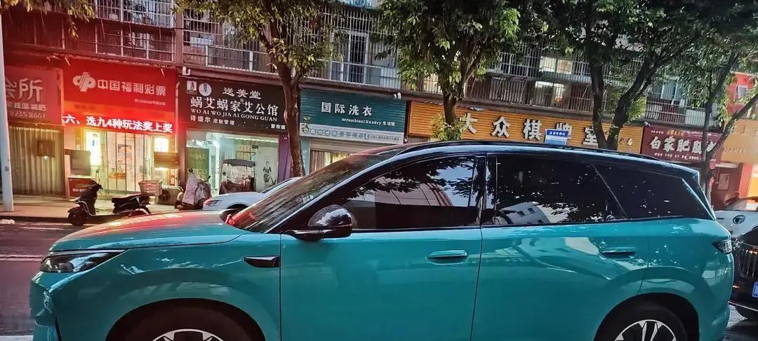 全款提车车管所明明上着班，销售却死活塞给你一张临牌，把你强行打发回家，非说上正式铁牌最少得等个一星期

这事儿真让人心里窝火，前阵子我开着家里的旧车去4S店搞置换，当场相中大厅里放着的一台展车，第三代元plus630公里续航的超越型

那天明明是个星期三，大白天的正常工作日，车管所大门敞开正在办业务