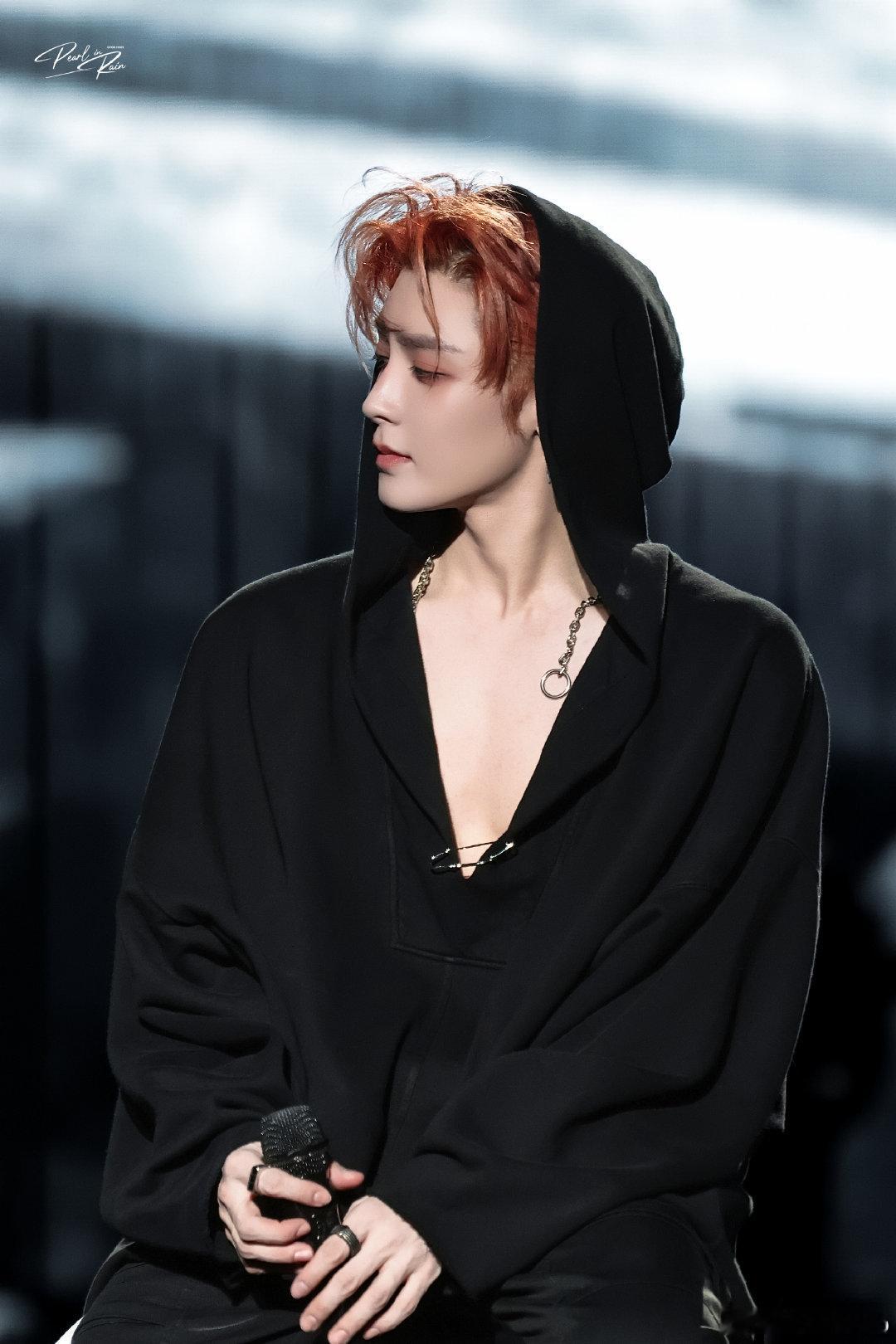 #侯明昊[超话]##侯明昊唱了爱我还是他##侯明昊泰嗨巅峰音乐节# 大v领[期待] ​