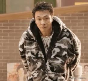 #檀健次一开口就拯救了吴镇宇#还记得《演员请就位3》名场面，仿版相柳把吴镇宇都看懵了。万万没想到时隔这么久迎来隔空联动，檀健次为吴镇宇的新剧《蝉》演唱OST。不仅人对连声音都对味哈哈哈，这次吴镇宇可以把心放肚子里了！#檀健次蝉OST# #电视剧蝉# #电视剧蝉OST阵容官宣#