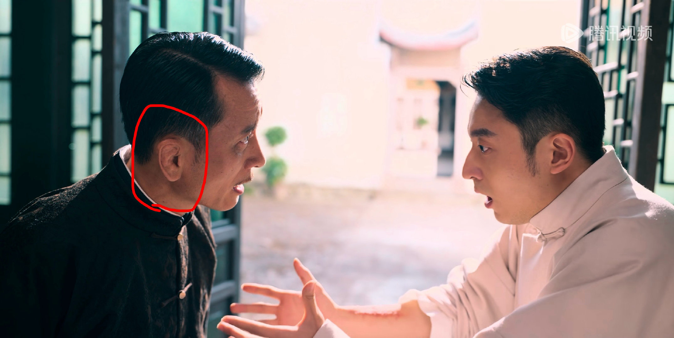 纯好奇 这个演员的耳朵好奇怪 咋回事？？ ​