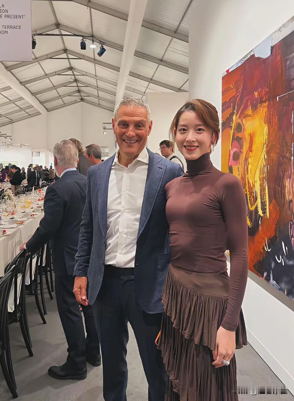 章泽天最新的照片，曝光在参加伦敦艺术展时，身穿紧身衣，身材看起来稍微有...