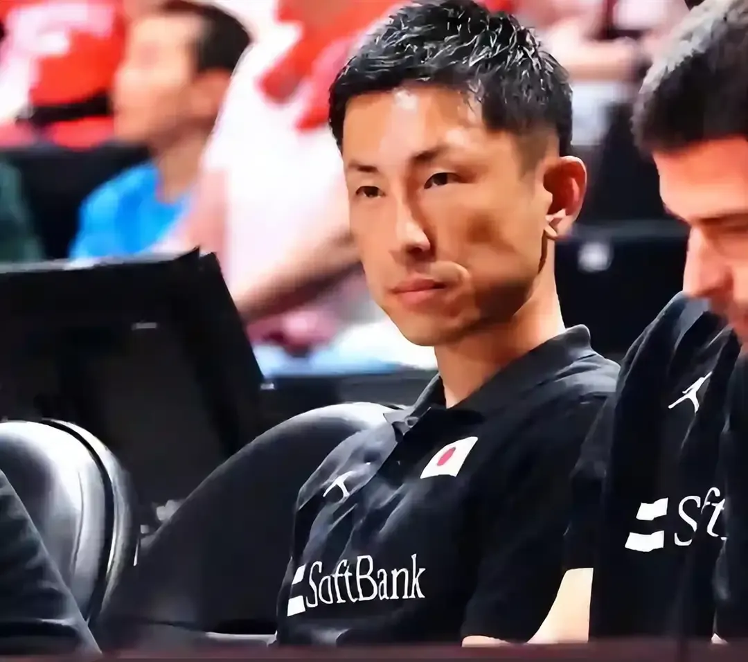 20分惨败背后：中国男篮的“老派困局”与日本少帅的“NBA启示录

中国男篮在亚运会半决赛以20分差距惨败，止步四强。这场失利不仅让球迷扼腕，更将主帅郭士强推上风口浪尖。从战术布置到临场应变，老派教练的局限性再次暴露无遗——当世界篮球已进入“数据驱动+空间革命”的时代，我们却仍在用20年前的公式解题