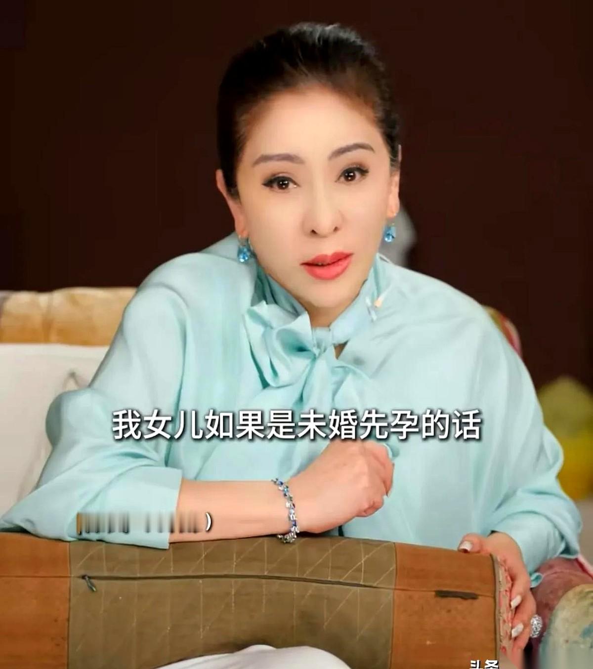 向太聊起未婚先孕的话题，当着镜头撂下一句毫不留情的狠话：“我女儿要是敢未婚先孕，我非打断她的腿！未婚先孕的女人最蠢。”
这话本身就够扎耳了，但她紧接着端出来的一盘旧账，才是真正在给所有人上强度。
刚和向华强谈恋爱那会儿，她的肚子就有了动静。
那时的向华强是个什么处境？花名在外，和前任丁佩的离婚手续都