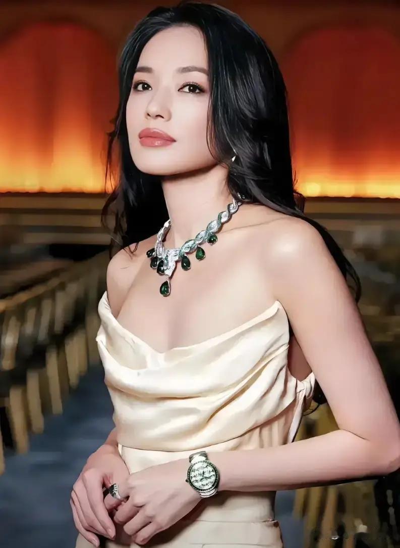 2005年，舒淇有一次去黎明家里做客，正吃着饭的时候，黎明爸爸突然大声说道：“我们家接受不了你的过去，跟黎明分手吧，”几天后黎明跟小他14岁的嫩模乐基儿开始了新恋情。
 
舒淇放下筷子，碗里的饭还剩一半。她看了黎明一眼，黎明垂着眼皮，手指在桌沿上轻轻摩挲了两下。她没说话，拿起自己的包站起身，朝黎父点