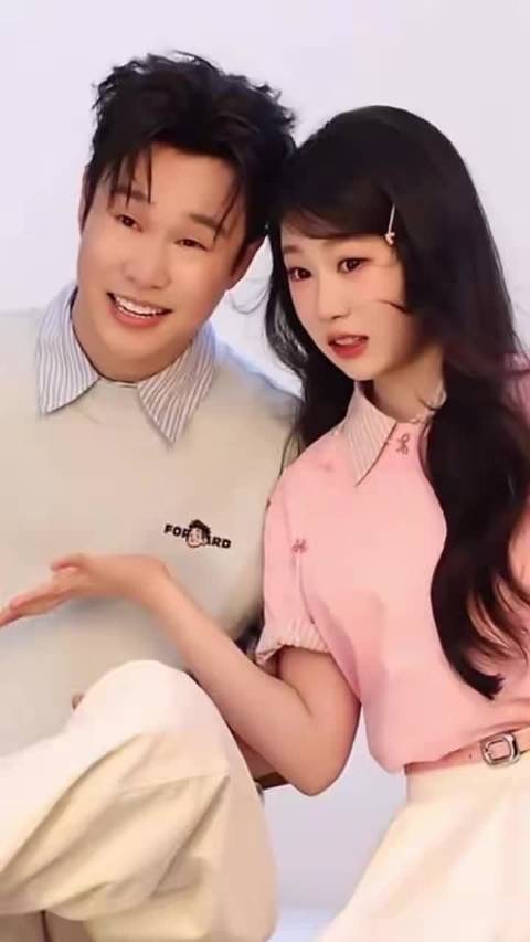 原来小沈阳举家搬到北京背后藏着一个误会，他一度以为女儿沈佳润性格内向沉默，搬到北京近距离相处后才发现，女儿并非真的内向，只是对家人格外懂事地保持安静。
一、搬家起因：一场“内向”的误判
观察产生误解：小沈阳在拍戏时看到别人家的孩子活泼开朗，对比自家女儿沈佳润的沉默寡言