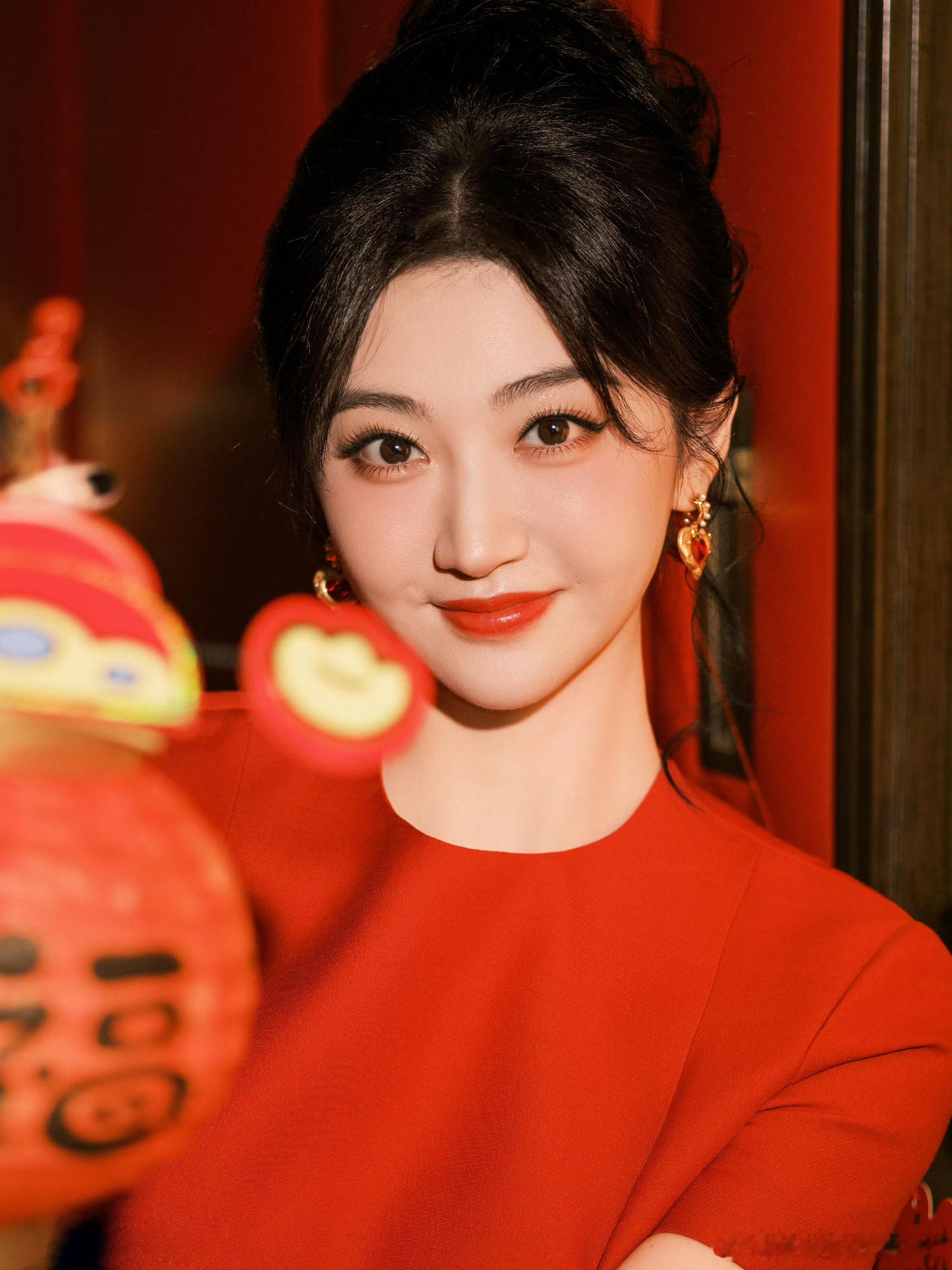 #景甜[超话]##全世界最好的景甜[超话]##景甜大甜甜[超话]##司藤[超话]#
突然感慨记得十几年前第一次和大甜甜结缘的第一部电影是《我的美女老板》再接着是《战国》，其实那会儿才20来岁，向往着活泼，开朗的正如电影里那 ​