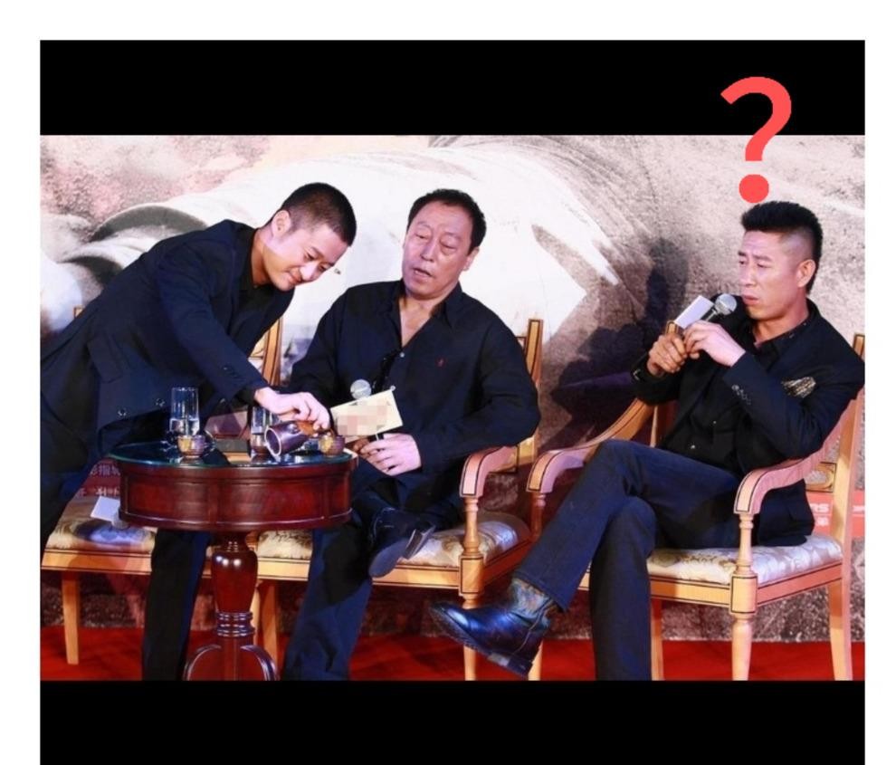 吴京敬倪大红，敬的不是岁数，是老戏骨那股“戏比天大”的压场气。网传那张倒茶图真假先放一边，但吴京见倪大红客气、主动礼让，这事不丢人。圈里有个朴素道理：票房是你闯出来的江山，辈分是人熬出来的道行。倪大红演羊躭、演司马懿，一个眼神顶三页台词，吴京拍动作片懂“身子低下去，本事长上来”。咱普通人也一样，刚有