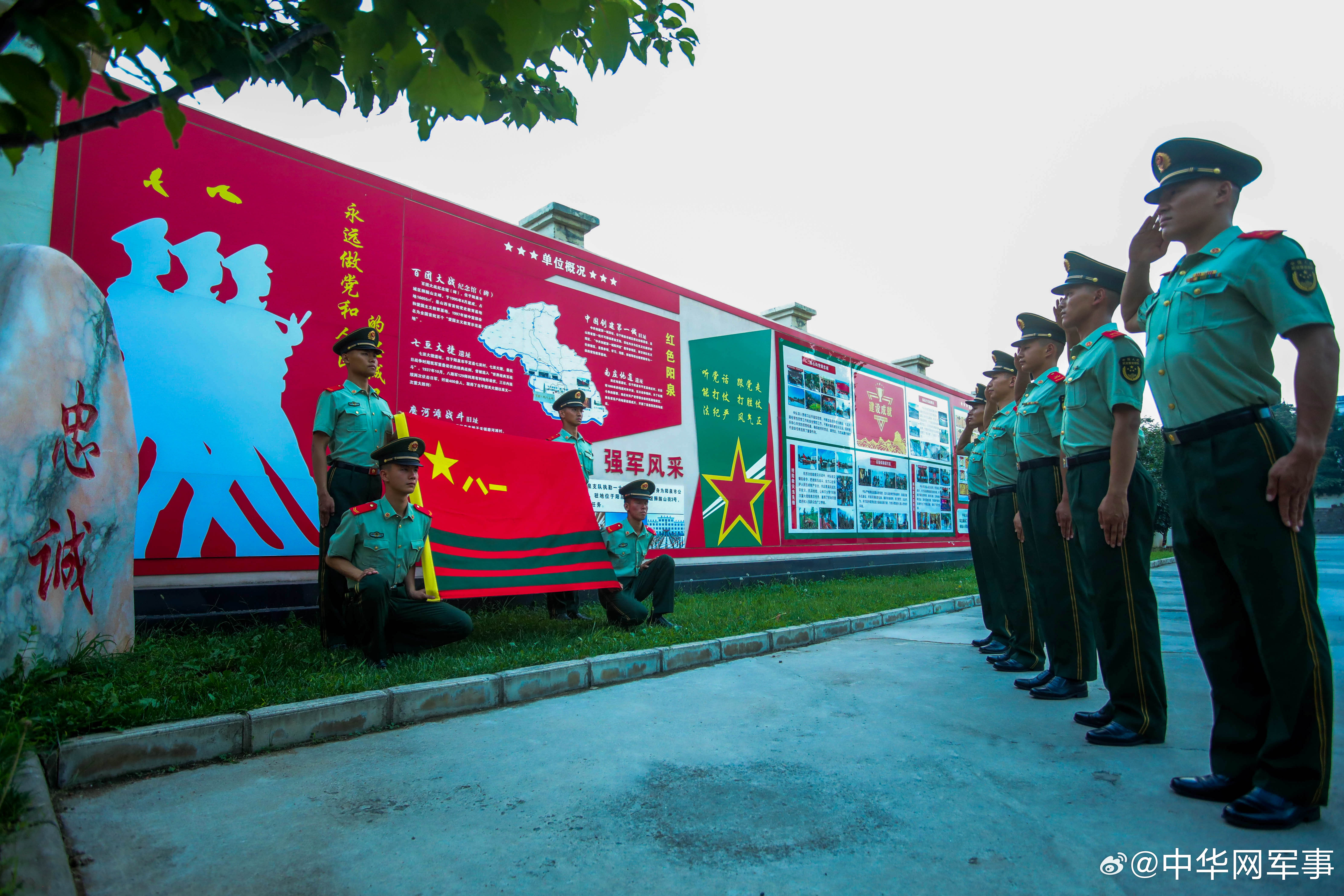 武警阳泉支队组织即将退役士兵开展告别军旅系列活动。官兵面向军旗、哨位敬...