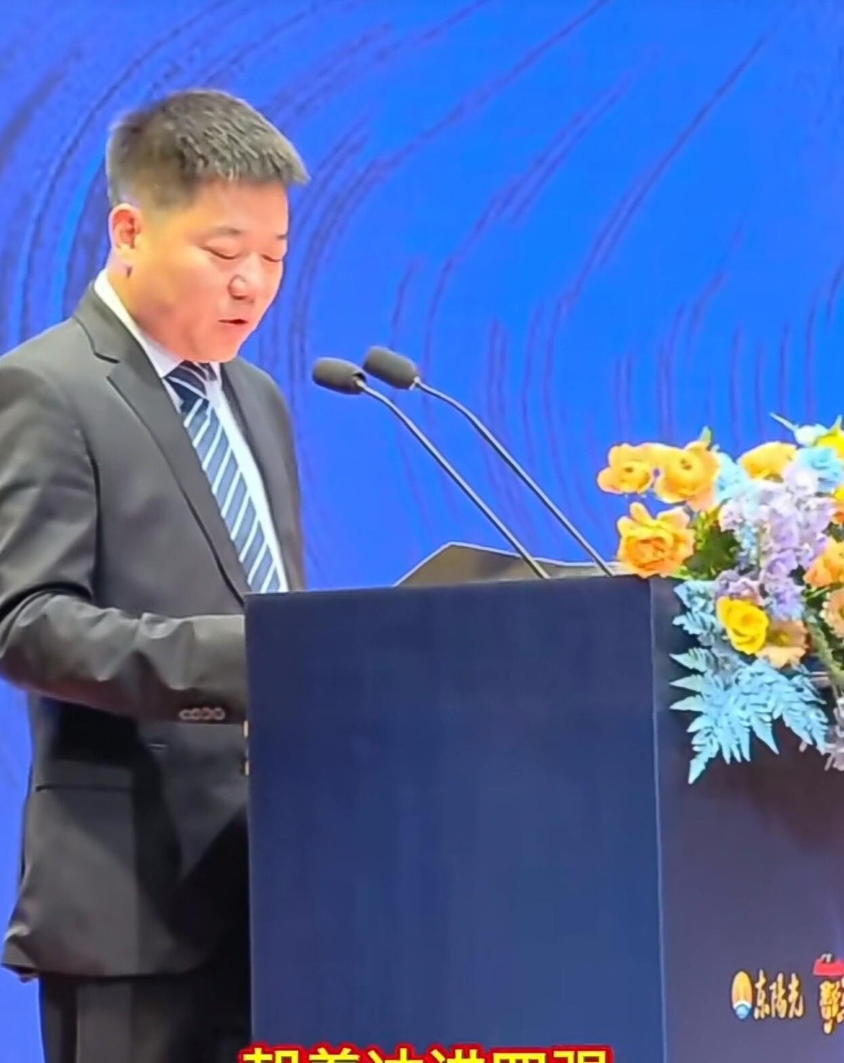 广东男篮出征仪式上，赞助商代表魏才良上台致辞，明确表达了对球队新赛季的期待：冲击四强、挺进决赛、力争总冠军。这话一出，现场气氛直接拉满。
说实话，眼下广东队确实不容易。外援还没完全到位，萨姆纳又受了伤，季前赛打得也磕磕绊绊，不少球迷心里都在打鼓。但赞助商这个时候站出来公开表态支持，等于给球队和球迷都