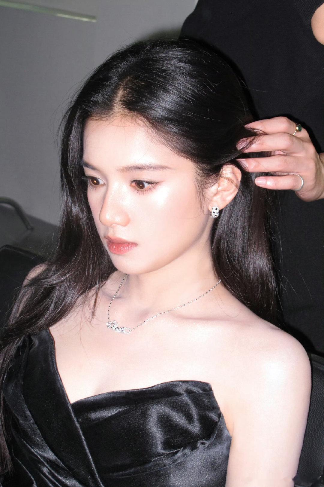 #张婧仪[超话]#  桌上的热咖啡还冒着热气，电脑屏幕里她的新剧画面停在笑的瞬间，这是我独有的、不声张的小浪漫#张婧仪苗靖##张婧仪野狗骨头# ​